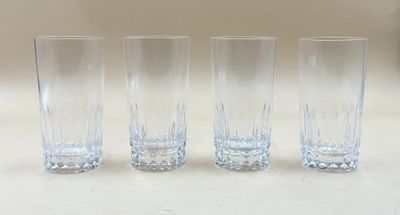 quatre verres transparents sont alignés sur un plan de travail