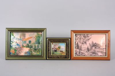 trois tableaux encadrés sur le mur d'une pièce
