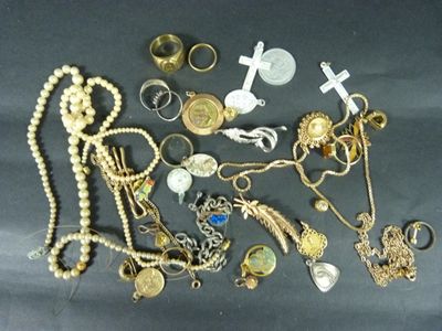 beaucoup de bijoux en or et en argent sur une table