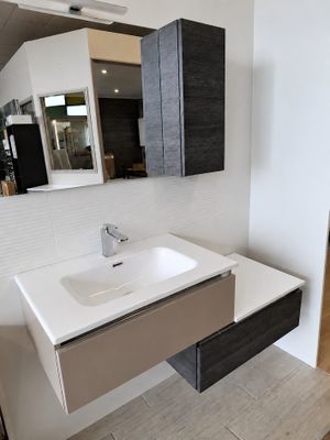 une salle de bain avec un lavabo, un miroir et des toilettes