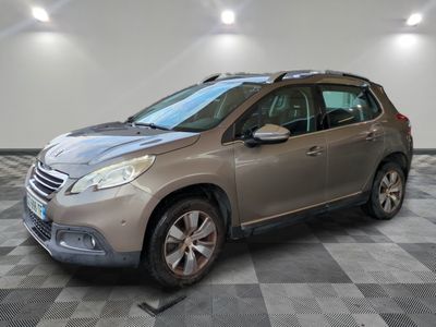 la voiture grise est garée dans le garage sur un sol en damier