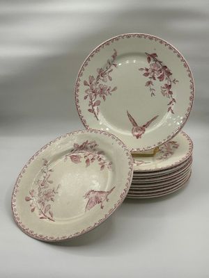 six assiettes roses et blanches ornées de motifs floraux