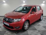 la petite voiture rouge est garée dans une grande pièce