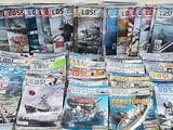 un grand nombre de magazines sur la table