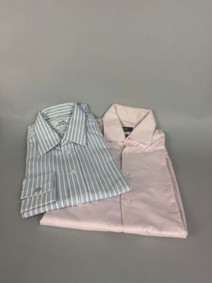 trois chemises pour homme posées sur un fond gris