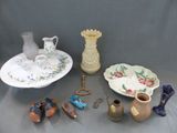 un grand nombre d'objets posés sur une table