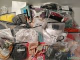 de nombreux sacs contenant des vêtements et d'autres objets dans cette pièce