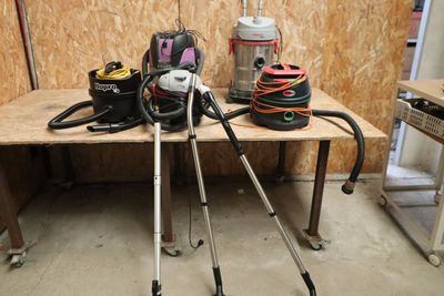une table sur laquelle sont posés plusieurs outils