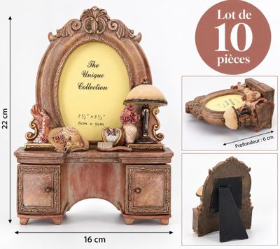 une photo d'une table sur laquelle se trouvent un miroir et un cadre photo