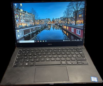 un ordinateur portable sur l'écran duquel apparaît l'image d'un canal