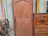 une grande armoire en bois et une commode dans une pièce