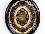 une horloge noire et dorée avec un cadran au centre