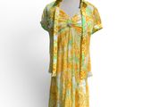robe jaune et verte sur un mannequin, sur fond blanc