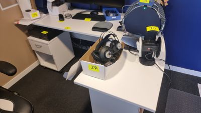 un bureau sur lequel se trouvent un ordinateur et un casque