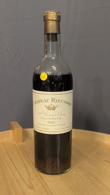 une bouteille de vin posée sur une table