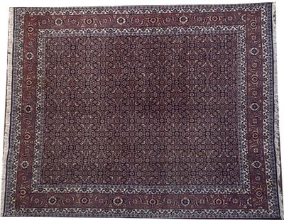 un tapis marron orné d'un motif en médaillon