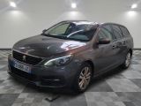 la voiture grise est garée dans le garage sur le sol en damier
