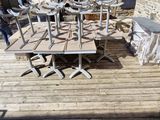 une table et des chaises sur une terrasse en bois à l'extérieur