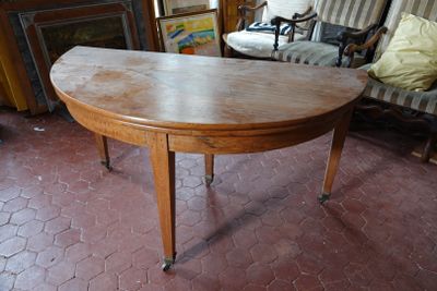 TABLE de forme circulaire en bois naturel. - Photo 1