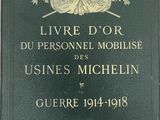 un vieux livre orné de lettres dorées, posé sur une table