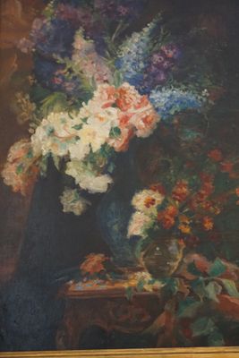 une peinture de fleurs dans un vase sur une table