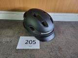 un casque posé par terre à côté d'un panneau indiquant « 205 »