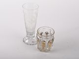 deux verres posés l'un à côté de l'autre sur une table