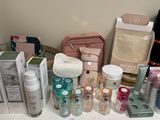 tout un tas de produits de beauté posés sur une table