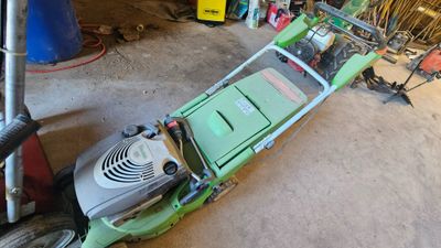 une tondeuse à gazon qui se trouve dans le garage