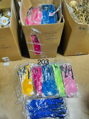 de nombreux sacs contenant des objets de différentes couleurs, posés par terre