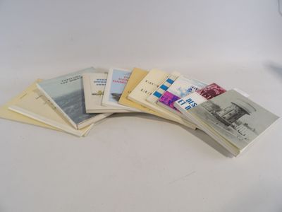 une liasse de billets posée sur une table blanche