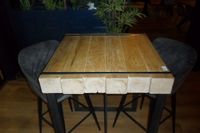 LOT : table haute à 2 couverts. (photo 2)