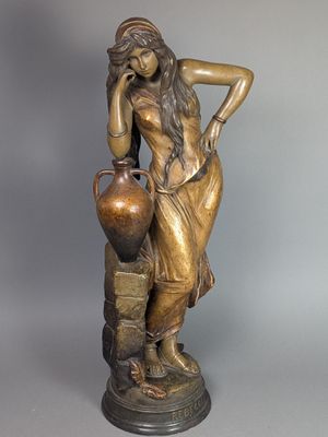 statue en bronze représentant une femme tenant un pot et un vase