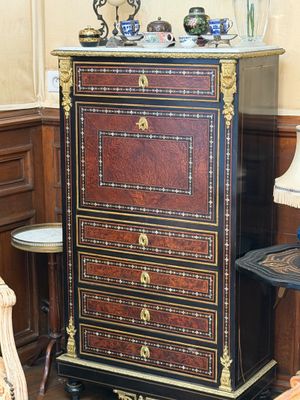 une grande commode dans un coin de la pièce