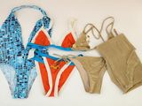 Plusieurs maillots de bain sont alignés sur une surface blanche