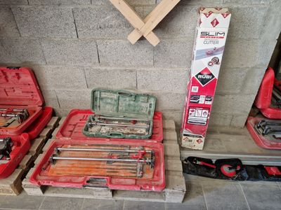 de nombreux outils posés sur des palettes à même le sol