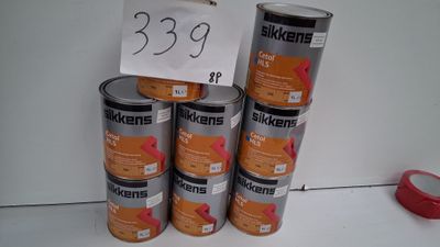 une pile de boîtes de conserve posée sur un plan de travail