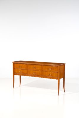 une photo d'une commode en bois posée sur une surface blanche