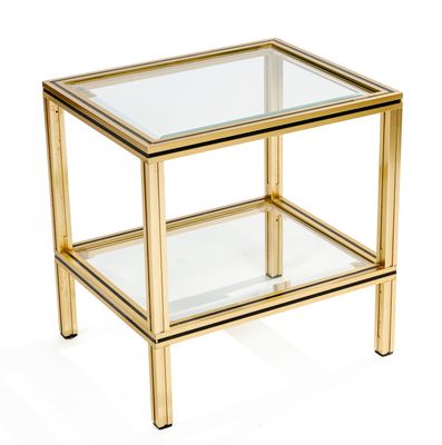 table d'appoint dorée avec un plateau en verre et des pieds en métal