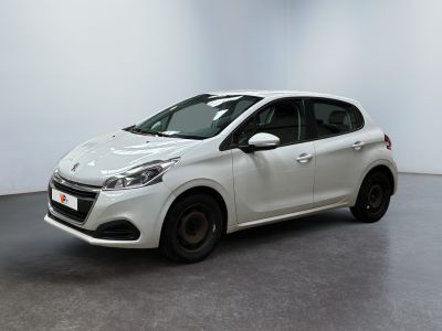la petite voiture blanche est garée dans une grande pièce