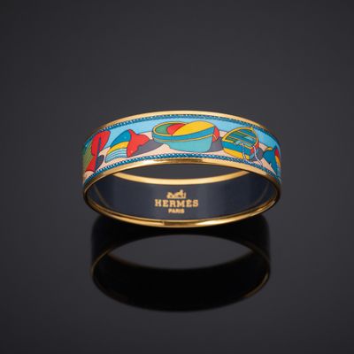 un bracelet en or et émail orné d'un motif représentant un bateau