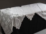 une table recouverte d'une nappe blanche et d'une nappe noire