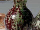 de nombreux types de vases différents posés sur une table