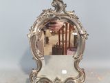 un miroir posé sur une table