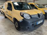 trois petites camionnettes jaunes garées dans un garage