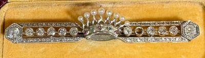 une broche en argent qui se trouve dans une boîte