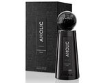 un flacon d'eau de Cologne noir à côté d'une boîte noire