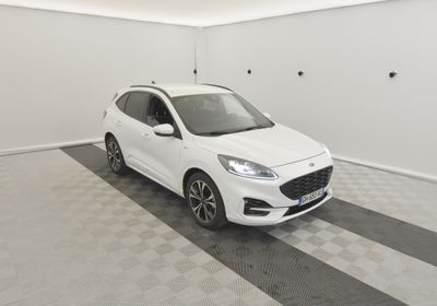 une voiture blanche garée dans un garage au sol en damier