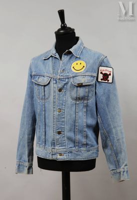 veste en jean avec des écussons représentant des smileys dans le dos