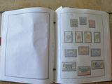 un livre ouvert avec des timbres, posé sur une table